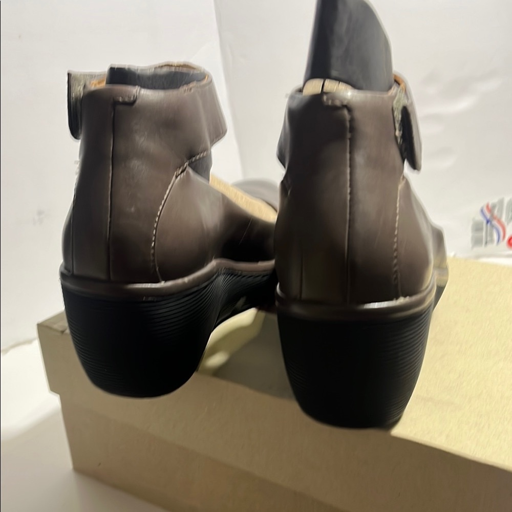 Clarks Brown Leather Flats Classic Loafers New with out tag - Picture 12 of 12